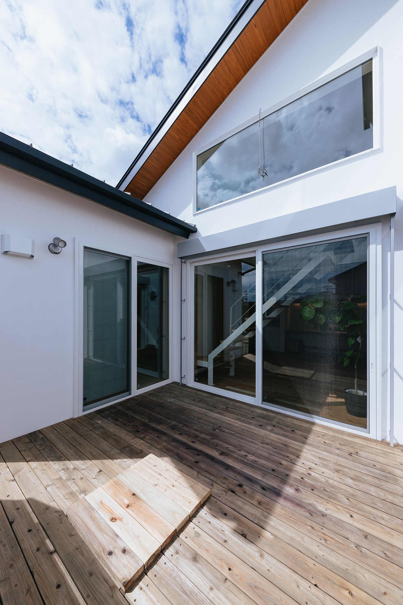 天龍焼杉の大屋根の家