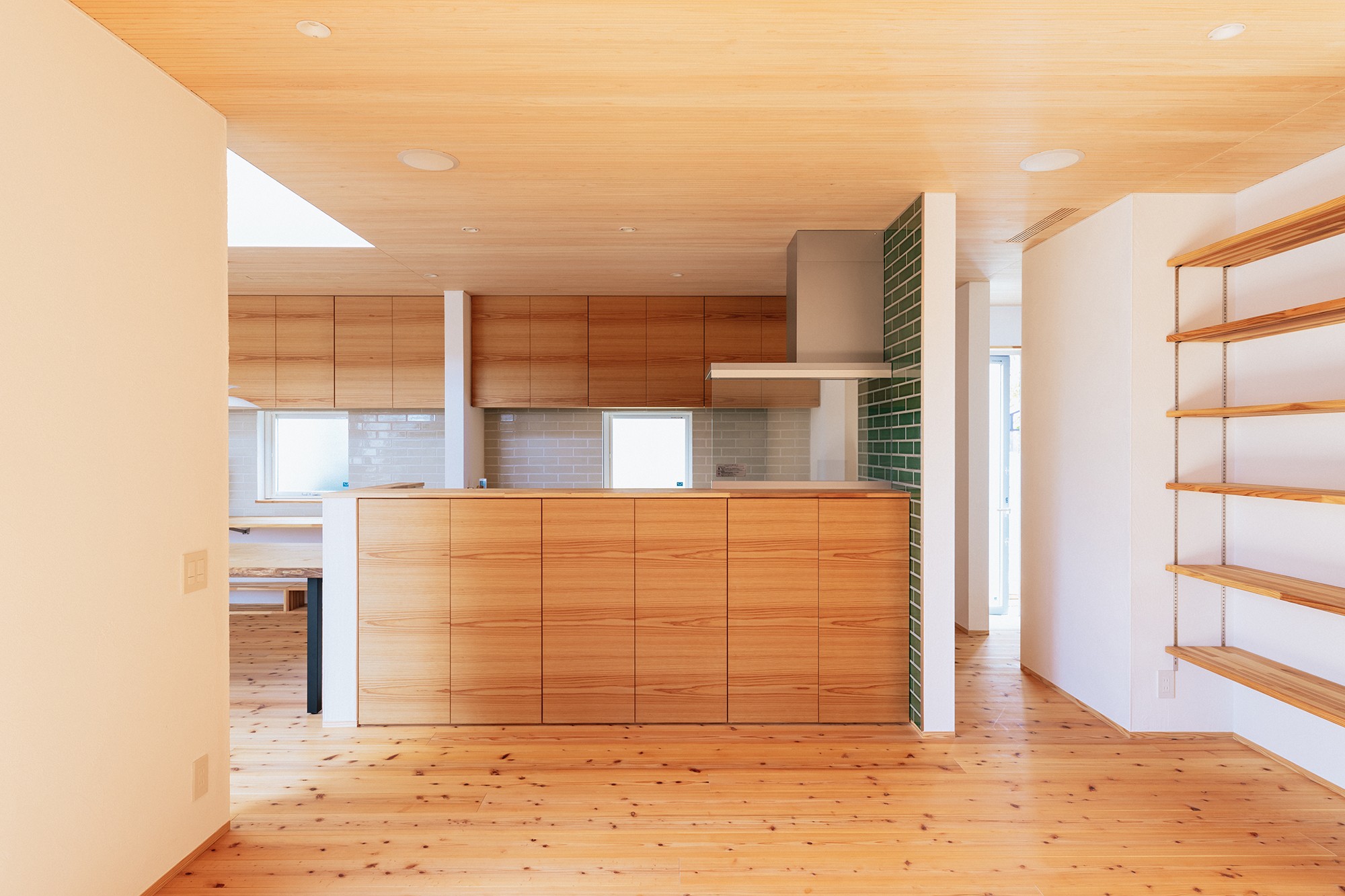 天龍焼杉の大屋根の家