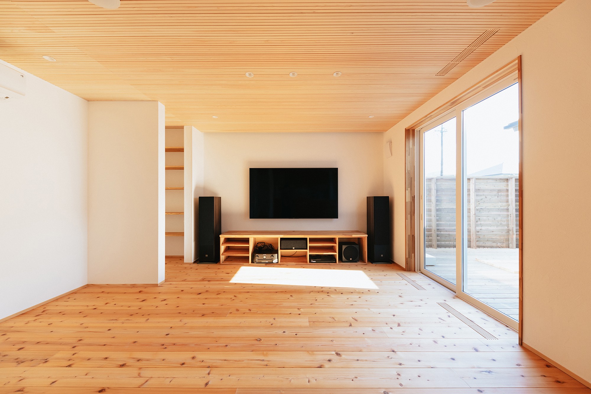 天龍焼杉の大屋根の家