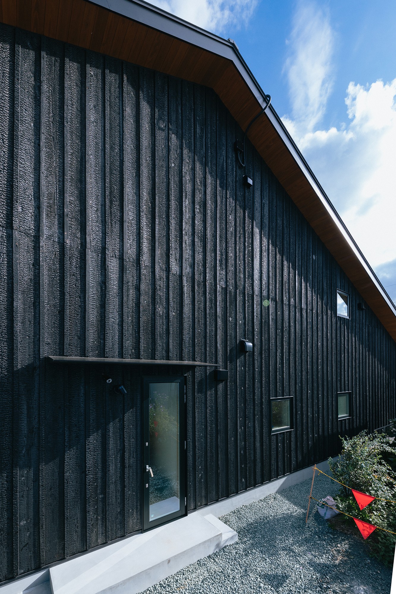 天龍焼杉の大屋根の家