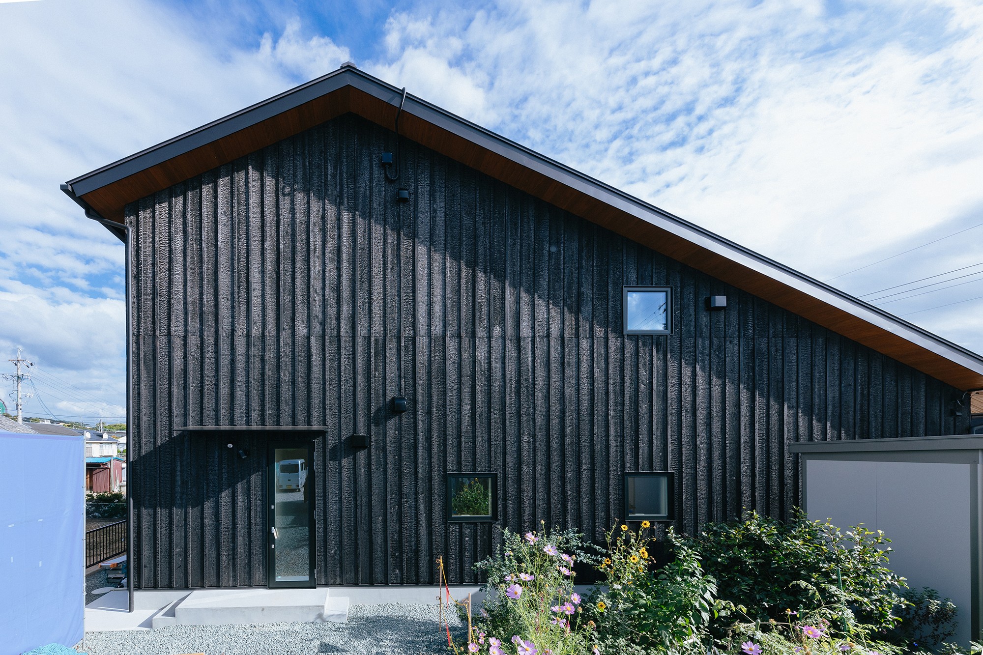 天龍焼杉の大屋根の家