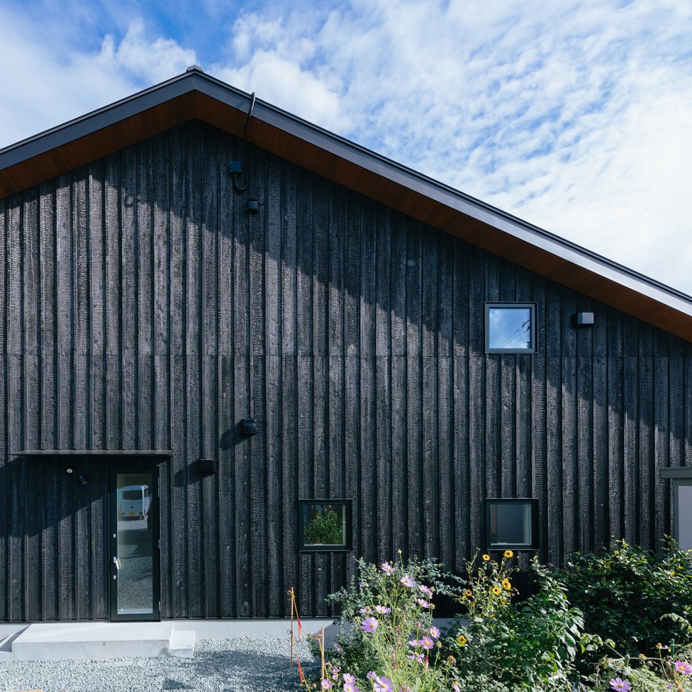 天龍焼杉の大屋根の家